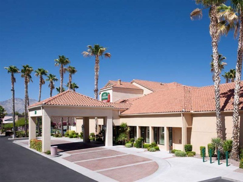 Отель Courtyard By Marriott Tucson Williams Centre Экстерьер фото